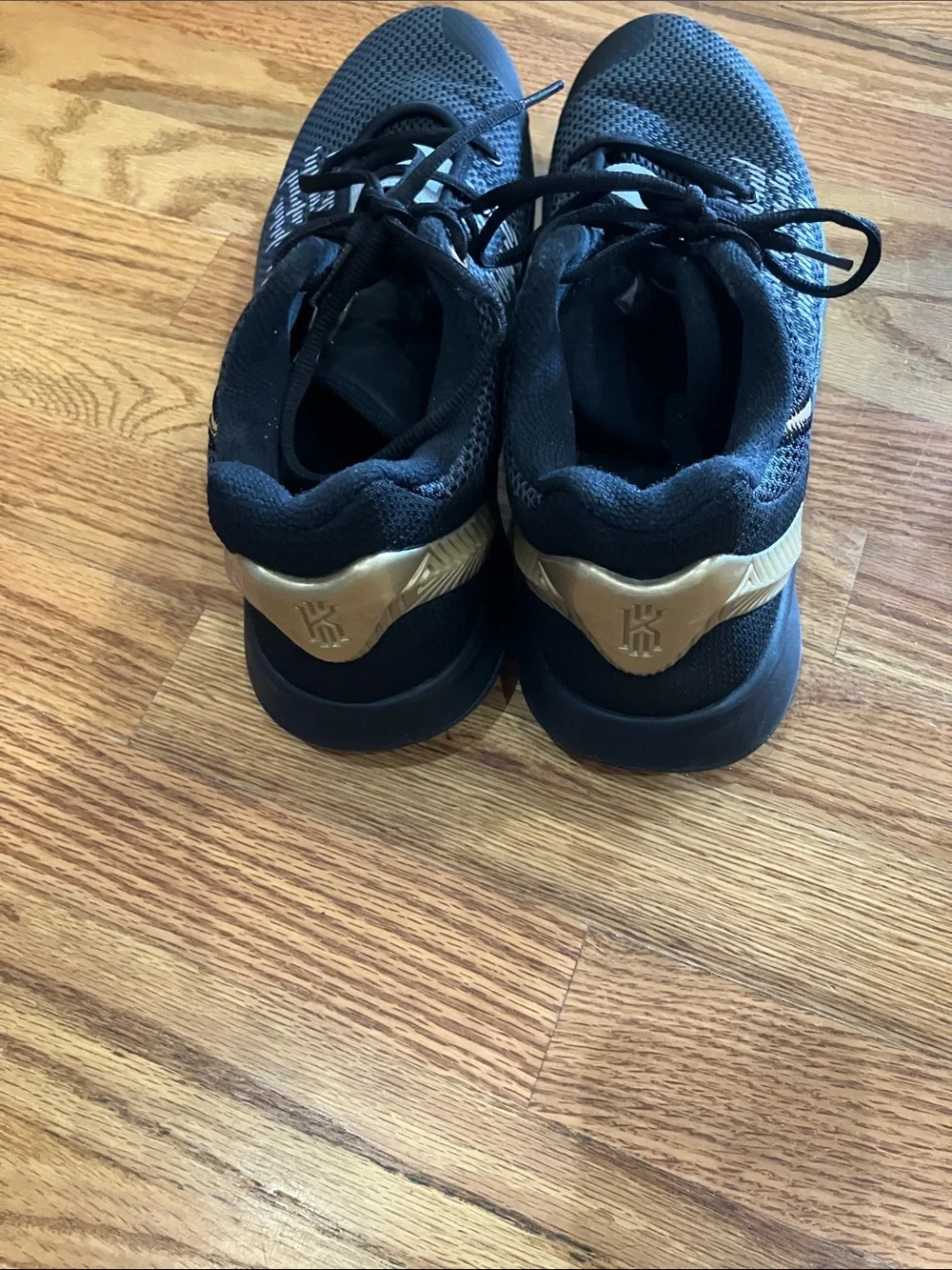 Nike Kyrie Flytrap 2 Men’s Black and Gold Basketball Shoes Sz 12.  GUC